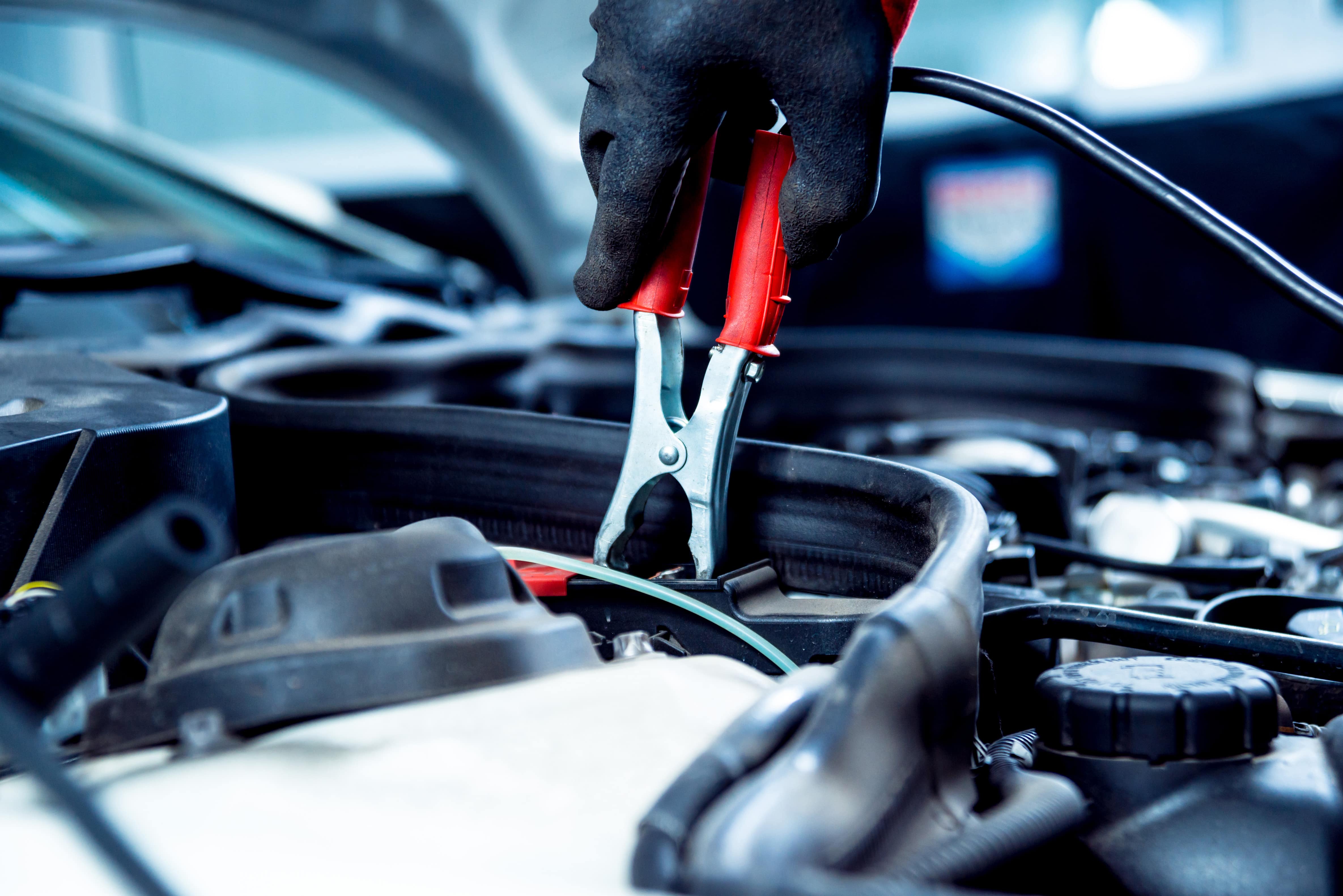 Personne travaillant sur une voiture