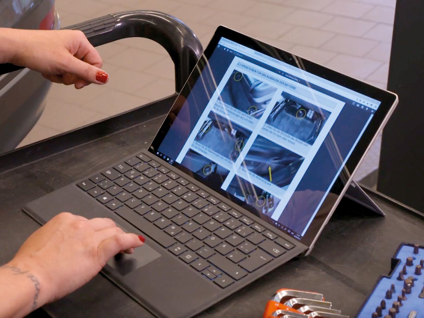 Uputstva za gledanje osobe na laptopu